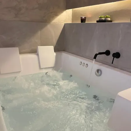 Jacuzzi Suite Ladadika Thessaloniki Exterior photo